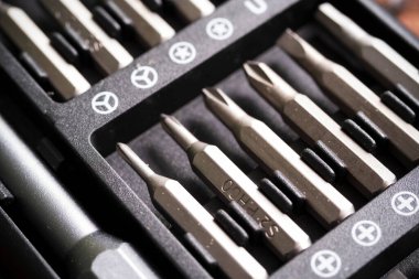 Tahta arka planda bir tornavida seti