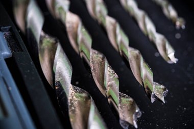 Ahşap arka planda basamaklı koni matkabı.