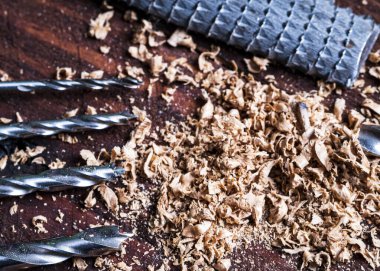 Çalışan alet raspası, matkap talaşı. Ahşap işleme kavramı