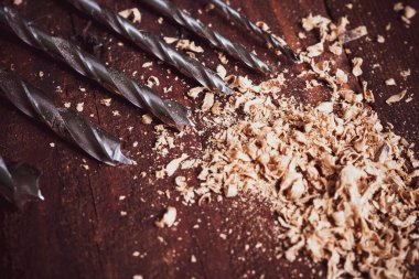 Çalışan alet raspası, matkap talaşı. Ahşap işleme kavramı