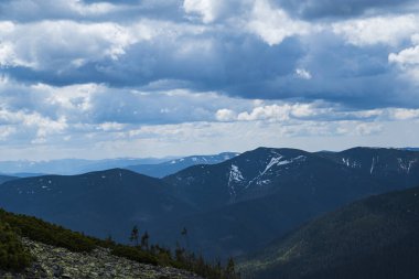 Karpatlar 'ın Ukrayna' daki dağ manzarası, seyahat ve sağlıklı yaşam tarzı.