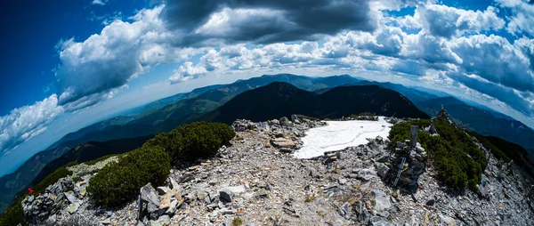 カルパチアの山の風景ウクライナ 旅行と健康的なライフスタイル — ストック写真