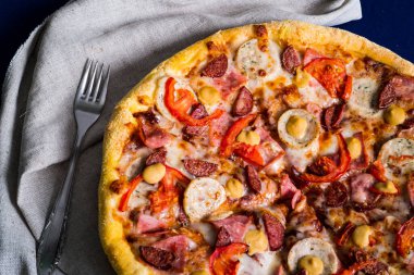 Sıcak pizza Munchenska pizza. İtalyan yaşam tarzı