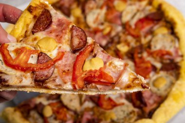 Sıcak pizza Munchenska pizza. İtalyan yaşam tarzı