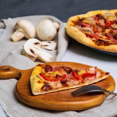 Sıcak pizza Munchenska pizza. İtalyan yaşam tarzı