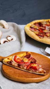 Sıcak pizza Munchenska pizza. İtalyan yaşam tarzı