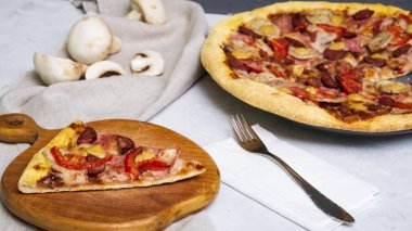 Sıcak pizza Munchenska pizza. İtalyan yaşam tarzı