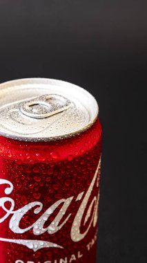 Lvov. Ukrayna. 18/06/2023. Siyah arka planda buzlu bir kutu kola. Şekersiz ferahlatıcı içecek..