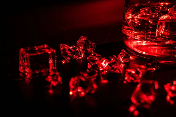 Vidrio Con Coñac Hielo Sobre Fondo Oscuro Concepto Alcoholismo Bebida —  Fotos de Stock