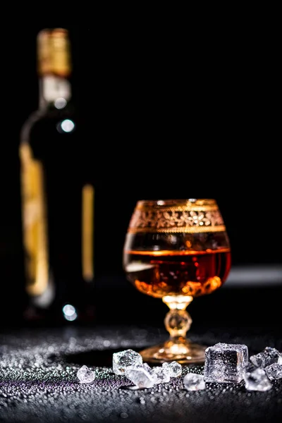 Vidrio Con Coñac Hielo Sobre Fondo Oscuro Concepto Alcoholismo Bebida — Foto de Stock