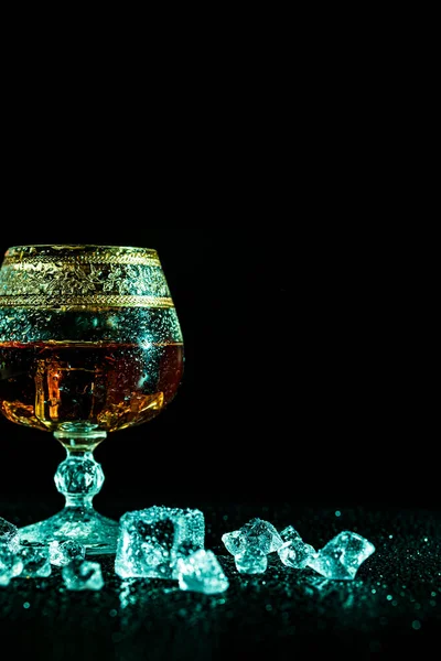 Glas Met Cognac Ijs Een Donkere Achtergrond Het Begrip Alcoholisme — Stockfoto