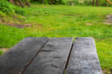 Balıkçı oltası, nehir kıyısındaki iskelenin arka planında dönen makara. Gün doğumu. Vahşi doğa. Kırsal tatil konsepti. Balık tutma günü hakkında bir makale..