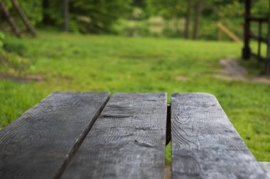 Balıkçı oltası, nehir kıyısındaki iskelenin arka planında dönen makara. Gün doğumu. Vahşi doğa. Kırsal tatil konsepti. Balık tutma günü hakkında bir makale..