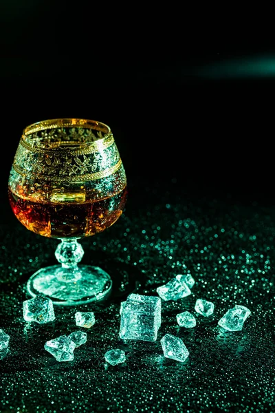 Üveg Konyakkal Jéggel Sötét Háttérrel Alkoholizmus Ivás Fogalma — Stock Fotó