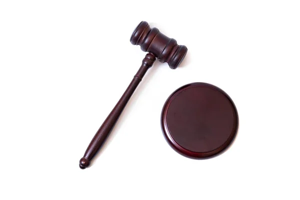 Hakimin tokmağı beyaz bir arkaplanda duruyor. Adalet kavramı. izole nesne.