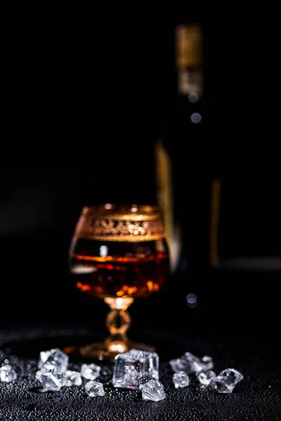 木製のテーブルの上に氷とウイスキー アルコール飲料の合理的な消費 — ストック写真