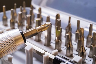 Onarım için tornavida. Tornavida parçaları. Tornavidalar için metal parçalar. Tornavidalar için parça ve adaptörler.