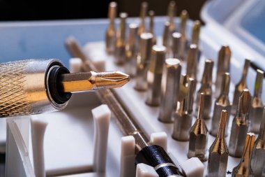 Onarım için tornavida. Tornavida parçaları. Tornavidalar için metal parçalar. Tornavidalar için parça ve adaptörler.