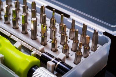 Onarım için tornavida. Tornavida parçaları. Tornavidalar için metal parçalar. Tornavidalar için parça ve adaptörler.