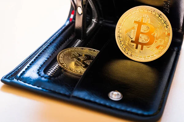 Cüzdan ve bitcoin para. Şifreli para alıp satma kavramı. şifreleme para birimi geliri.