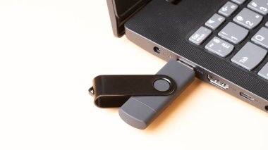 hafıza kartı ve laptop. veri iletimi. sağlam durum sürücüsü.