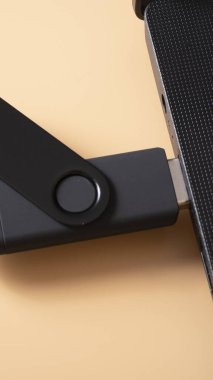 hafıza kartı ve laptop. veri iletimi. sağlam durum sürücüsü.