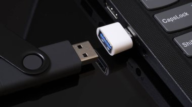 hafıza kartı ve laptop. veri iletimi. sağlam durum sürücüsü.