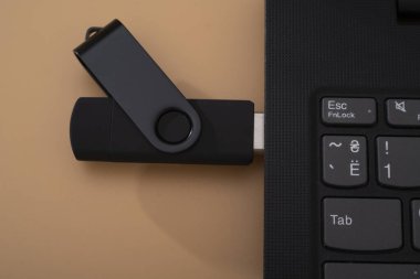 hafıza kartı ve laptop. veri iletimi. sağlam durum sürücüsü.