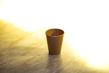 Boş kağıt bardak. Çevre dostu kağıt sofra takımı.