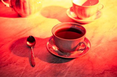 Kurabiyeli çay. Porselen çay servisi. Hoş bir eğlence..