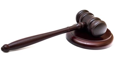 Hakimin tokmağı beyaz bir arkaplanda duruyor. Adalet kavramı. izole nesne.