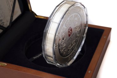 Fotoğraf, Lviv kentindeki Ukrayna 'da çekildi. Beyaz arka planda para. Pekin 'de 2008 XXIX Olimpiyatları' nda 300 yuan. Çin. 1 kg