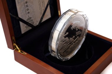 Fotoğraf, Lviv kentindeki Ukrayna 'da çekildi. Beyaz arka planda para. Pekin 'de 2008 XXIX Olimpiyatları' nda 300 yuan. Çin. 1 kg