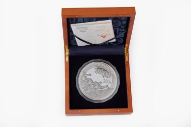 Fotoğraf, Lviv kentindeki Ukrayna 'da çekildi. Beyaz arka planda para. Pekin 'de 2008 XXIX Olimpiyatları' nda 300 yuan. Çin. 1 kg