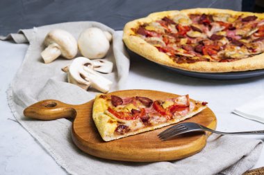 09/16/2023 Lviv. Ukrayna. Domino pizzası. En lezzetli ve en kaliteli pita..