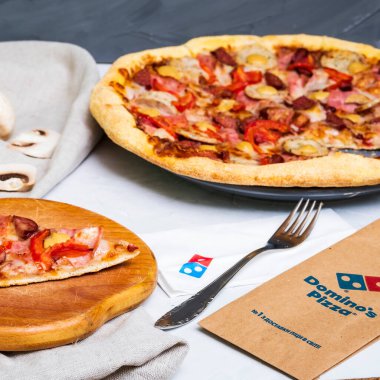 09/16/2023 Lviv. Ukrayna. Domino pizzası. En lezzetli ve en kaliteli pita..