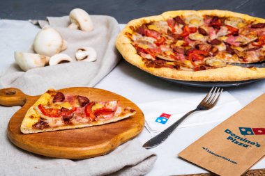 09/16/2023 Lviv. Ukrayna. Domino pizzası. En lezzetli ve en kaliteli pita..