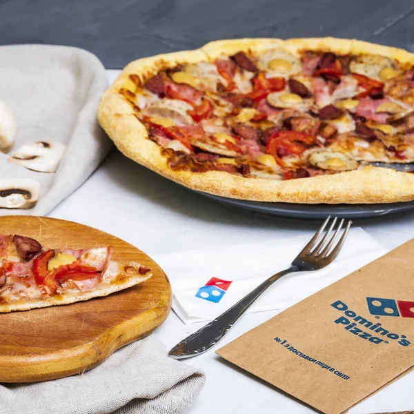 09/16/2023 Lviv. Ukrayna. Domino pizzası. En lezzetli ve en kaliteli pita..