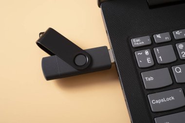 hafıza kartı ve laptop. veri iletimi. sağlam durum sürücüsü.