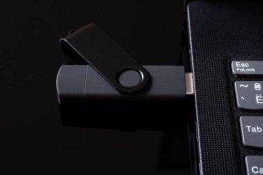 hafıza kartı ve laptop. veri iletimi. sağlam durum sürücüsü.