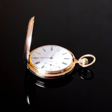 Siyah arkaplanda klasik altın cep saati