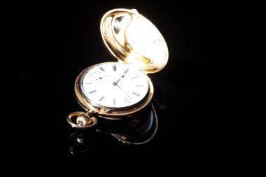 Siyah arkaplanda klasik altın cep saati