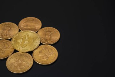 Altın sikkeler ve bitcoin paralar.
