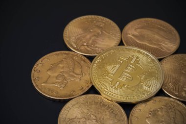 Altın sikkeler ve bitcoin paralar.