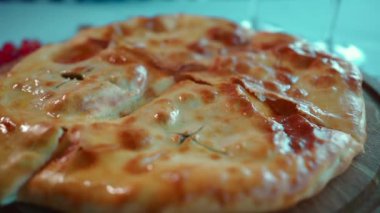 Köfteli hamur işi ya da peynirli turta ve koyu arkaplanda fırınlanmış kabuk.