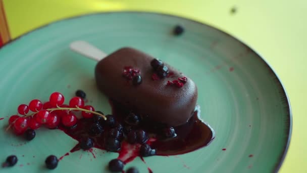 在甜芝士蛋糕冰棒上加新鲜蓝莓 加入黑巧克力釉料 并在咖啡桌上加满红醋栗 — 图库视频影像
