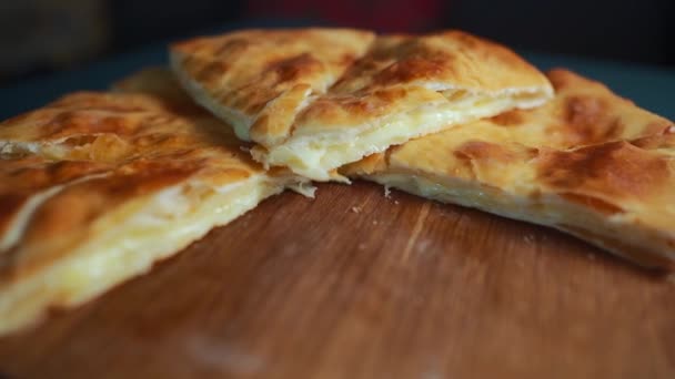 Close Torta Fatiada Com Queijo Suluguni Crosta Cozida Restaurante Padaria — Vídeo de Stock