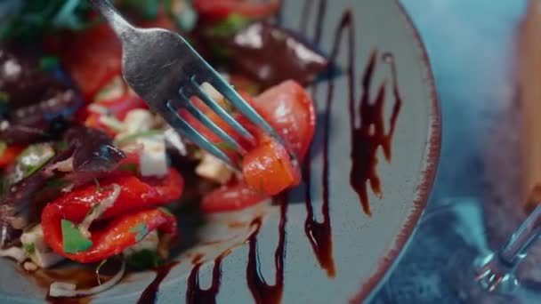 Gürcü Restoranında Nefis Bir Akşam Yemeği Sağlıklı Sebze Salatası Beyaz — Stok video