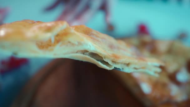 Πρόσωπο Λάβει Πίτα Ζαχαροπλαστικής Κρέας Τυρί Και Ψημένο Κρούστα Δείπνο — Αρχείο Βίντεο