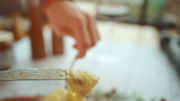 Шеф Кухар Або Офіціант Змішують Сир Аджарії Хачапурі Ножем Виделкою — стокове відео